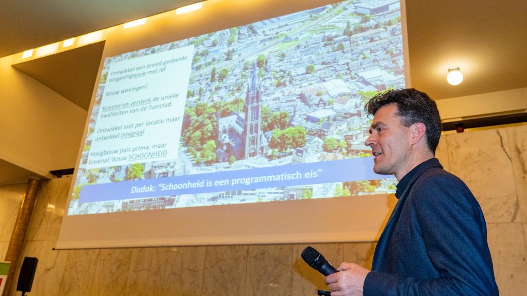 Lex van Waarden organiseerde het debat Hilversumse Hoogte in december 2019 Lex van Waarden organiseerde het debat Hilversumse Hoogte in december 2019